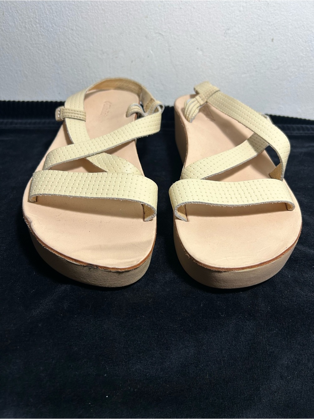 Olukai Comfort Cross-Strap Sandals in Light Yellow Sz 8 - Picture 3 of 10